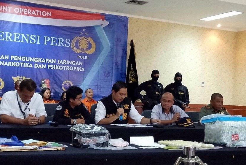Petugas Bea Cukai menjelaskan hasil tangkapan upaya penyelundupan narkoba melalui Bandara Soekarno Hatta, Jakarta.