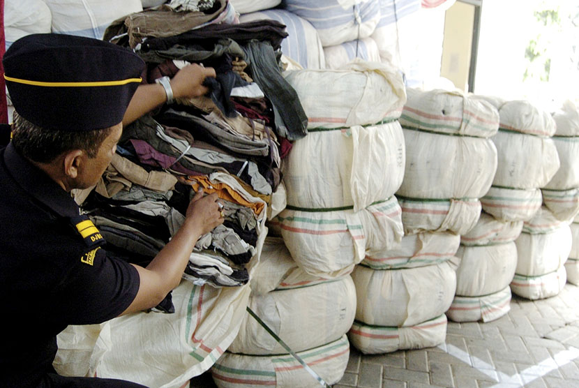 Petugas Bea Cukai menyita baju bekas impor yang diduga menngandung virus