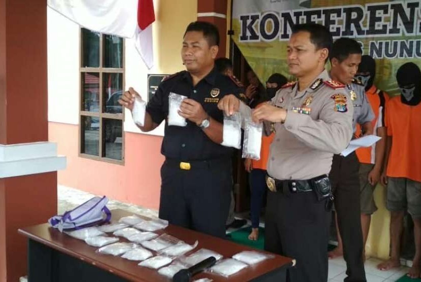 Petugas Bea Cukai Nunukan bekerja sama dengan Polres Nunukan kembali mengagalkan upaya penyelundupan Methamphetamine (sabu) seberat 2.157 gram pada hari Rabu (1/8). 