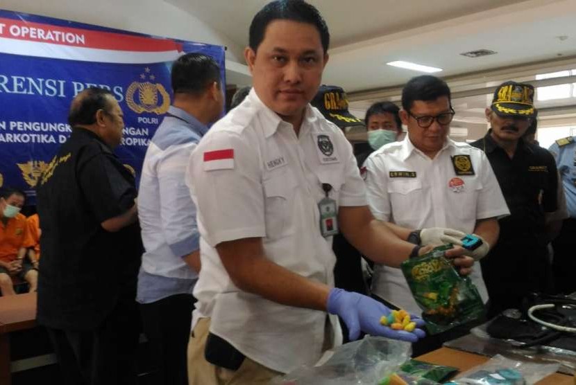 Petugas Bea Cukai Tipe C memperlihatkan bungkusan permen dari Amerika Serikat yang berisi 227 gram narkoba jenis ganja, Aula KPU Bea Cukai Tipe C, Tangerang, Senin (20/8).