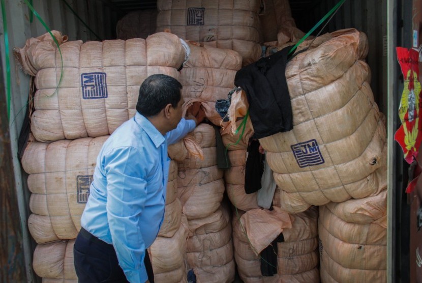 Petugas Bea Cukai Wilayah Kalimantan Bagian Barat dan Bea Cukai Pontianak menggagalkan penyelundupan ballpress yang dimuat ke dalam 3 buah kontainer yang diduga kuat berasal dari Malaysia.