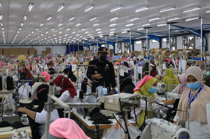 Petugas Bea Cukai Yogyakarta memfasilitasi ekspor produk pakaian dalam yang produksi PT Busanaremaja Agracipta 2 (PT BRA-2) pada Senin (18/10) lalu.