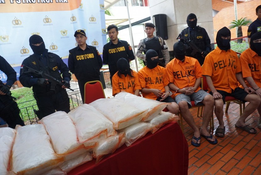 Petugas Bea dan Cukai serta tersangka pelaku penyelundupan Narkoba (ilustrasi)