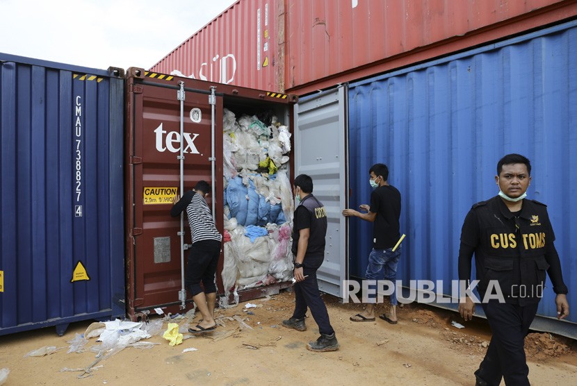 Petugas Bea dan Cukai Batam memeriksa salah satu dari 65 kontainer yang berisi sampah plastik yang diduga mengandung limbah bahan berbahaya dan beracun (B3) di Pelabuhan Batu Ampar, Batam, Kepulauan Riau, Sabtu (15/6/2019).