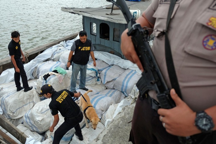 Petugas Bea dan Cukai bersama anjing pelacak membantu memeriksa barang bukti tumpukan bal berisi pakaian bekas yang ditangkap pihak Dit Polair Polda Sumatera Utara. (Ilustrasi)