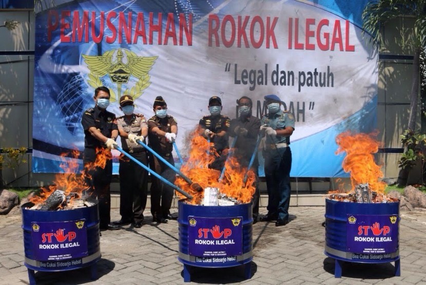 Petugas Bea dan Cukai Sidoarjo, Jawa Timur memusnahkan sebanyak 2,9 juta batang rokok ilegal.