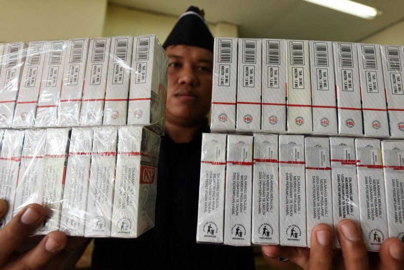 Petugas Bea Cukai memperlihatkan rokok ilegal hasil sitaan di Kantor Beacukai Sulsel di Makassar, Sulawesi Selatan, Senin (10/4).