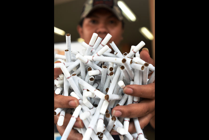 Petugas Beacukai memperlihatkan rokok ilegal hasil sitaan di Kantor Beacukai Sulsel di Makassar, Sulawesi Selatan, Senin (10/4).