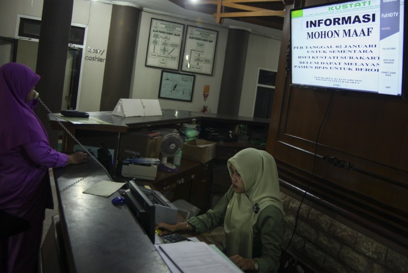 Petugas bekerja di dekat layar informasi penghentian sementara pelayanan untuk pasien Badan Penyelenggara Jaminan Sosial (BPJS) karena masalah akreditasi di Rumah Sakit Umum Islam (RSUI) Kustati Solo, Jawa Tengah, Jumat (4/1/19). 