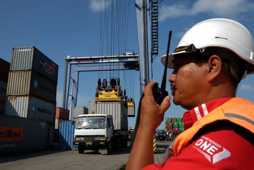 Petugas Belawan International Container Terminal (BICT) mengawasi proses pemindahan kontainer yang sudah memiliki Surat Pengeluaran Petikemas (SP2) dan telah melewati masa inap 1x24 jam, untuk dipindahkan ke lokasi Buffer Zone diluar Terminal Peti Kemas, d