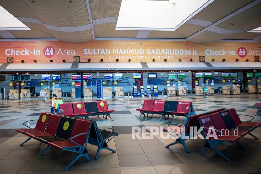 Petugas berada di area keberangkatan Bandara Internasional Sultan Mahmud Badaruddin (SMB) II Palembang, Sumatra Selatan, Kamis (6/6/2021).