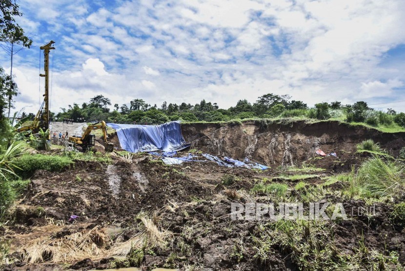 Kondisi Sawah Yang Longsor Di Dekat Tol Cipularang KM 118 | Republika ...