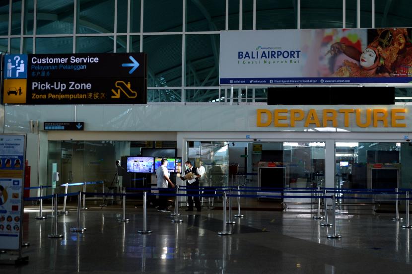 Petugas berada di area Terminal Internasional menjelang pembukaan kembali penerbangan internasional di Bandara Internasional I Gusti Ngurah Rai, Badung, Bali, Rabu (13/10). Pada hari ini pemerintah menerapkan aturan perjalanan udara yang menyaratkan bukti hasil negatif tes PCR meski pelaku perjalanan sudah divaksinasi. (ilustrasi)