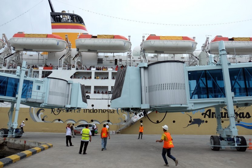 Petugas berada di dekat garbarata yang baru dioperasikan pada proses keberangkatan KM Kelud, di Pelabuhan Belawan, Sumatera Utara, Selasa (19/1). 