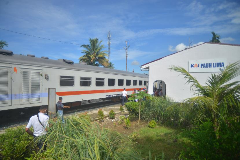 Kereta Api (KA) Sibinuang tiba di Stasiun Pauh Lima, Padang, Sunbar, Rabu (15/12/2021). KA Sibinuang berganti menjadi Pariaman Ekspres.