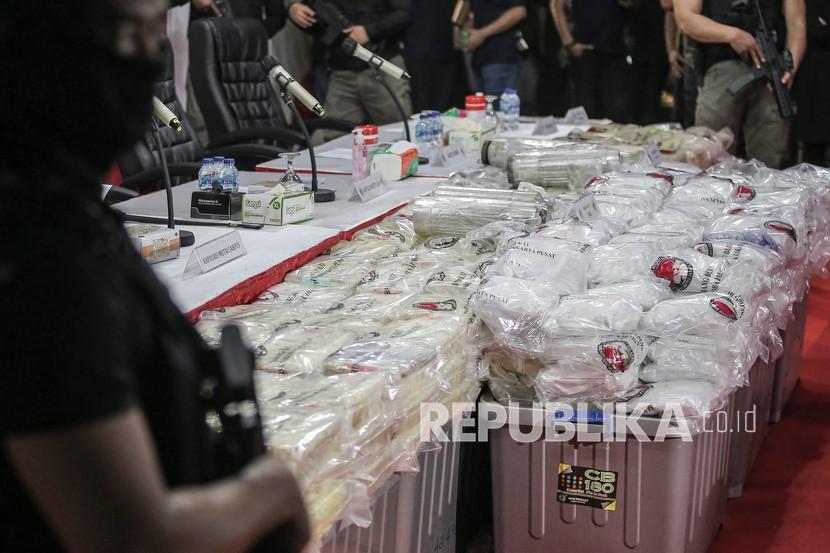 Petugas berada di depan barang bukti sebelum rilis pengungkapan kasus peredaran narkotika di Jakarta (ilustrasi)
