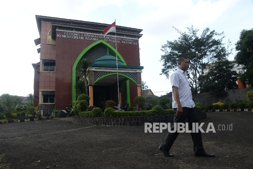 Petugas berada di depan kantor Badan Penyelenggara Jaminan Produk Halal (BPJPH) yang bertempat di Gedung Laboratorium Halal, Pondok Gede, Jakarta Timur, Selasa (25/4). 