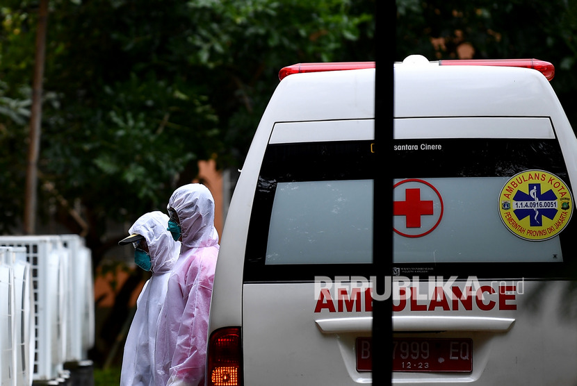 Petugas medis berada di samping ambulans yang terparkir di samping ruang isolasi RSPI Prof Dr Sulianti Saroso, Sunter, Jakarta Utara, Kamis (5/3). (ilustrasi)