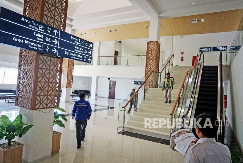 Petugas beraktivitas di area proyek pembangunan Stasiun Kereta Bandara Adi Soemarmo, Boyolali, Jawa Tengah, Ahad (3/11/2019).Pemerintah saat ini sudah memberikan insentif penerbangan yang diharapkan dapat mengisi kekosongan pariwisata. 
