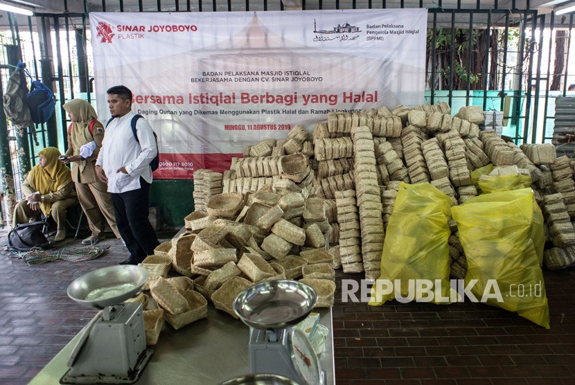 Petugas beraktivitas di dekat wadah besek bambu yang akan digunakan sebagai tempat daging kurban, di Masjid Istiqlal, Jakarta, Ahad (11/8/2019).