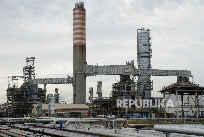  Petugas beraktivitas di kilang Pertamina Refinery Unit (RU) V Balikpapan, Kalimantan Timur, Kamis (14/4). (Republika/Prayogi)