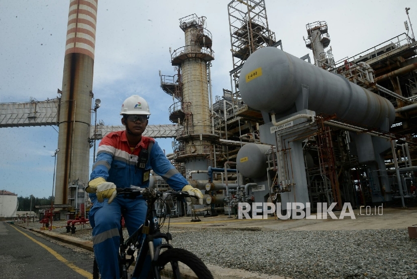 Petugas beraktivitas di kilang Pertamina Refinery Unit (RU) V Balikpapan, Kalimantan Timur, Kamis (14/4).  PT Pertamina (Persero) mengekspor 200 ribu barel atau 31,8 ribu kiloliter (kl) minyak diesel kecepatan tinggi (High Speed Diesel/HSD) ke Malaysia. (Republika/Prayogi)