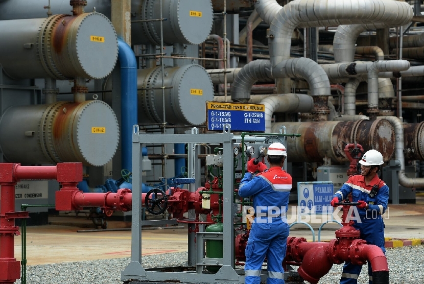 Petugas beraktivitas di kilang Pertamina Refinery Unit (RU) V Balikpapan, Kalimantan Timur, Kamis (14/4). (Republika/Prayogi)