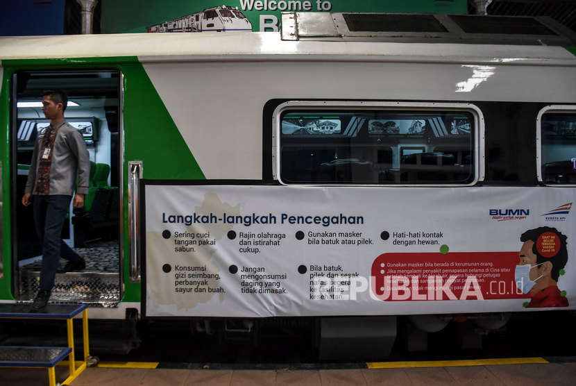 [Ilustrasi] Petugas beraktivitas di samping kereta inspeksi yang dipasang iklan sosialisasi pencegahan penyebaran virus corona (Covid-19) di Stasiun Bandung, Kota Bandung, Kamis (5/3).