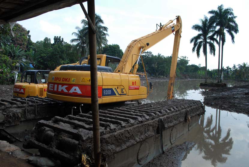 Petugas beraktivitas menggunakan alat berat di proyek penataan Waduk Brigif, Ciganjur, Jakarta Selatan, Selatan (29/4).