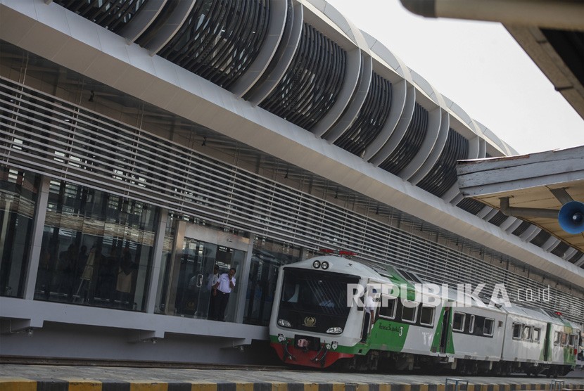 Petugas beraktivitas saat peresmian Ruang Tunggu Kereta Api Bandara Adi Sumarmo di Stasiun Balapan Solo, Jawa Tengah, Kamis (29/8/2019).