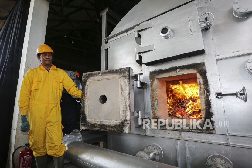 Petugas berfoto di samping insinerator yang diberikan oleh Bakti Lingkungan Djarum Foundation kepada Desa Jati Kulon dan Kedungdowo di Kabupaten Kudus, Jawa Tengah, pada Senin (23/6/2025).