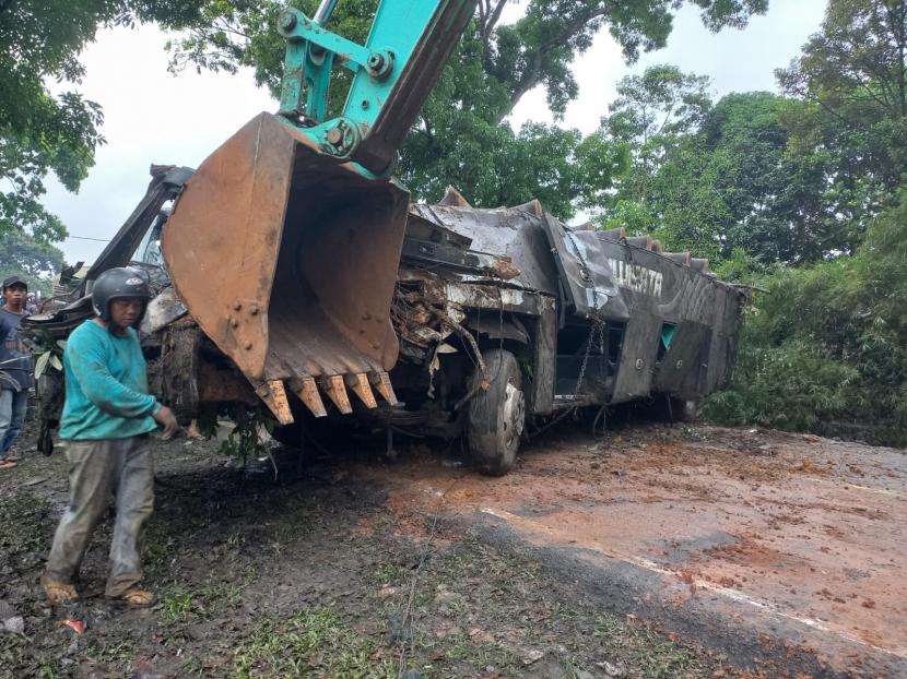Petugas berhasil mengevakuasi bus pariwisata yang mengalami kecelakaan di Jalan Raya Rajapolah, Kecamatan Rajapolah, Kabupaten Tasikmalaya, Sabtu (25/6/2022). Kondisi bus itu dalam keadaan rusak berat.