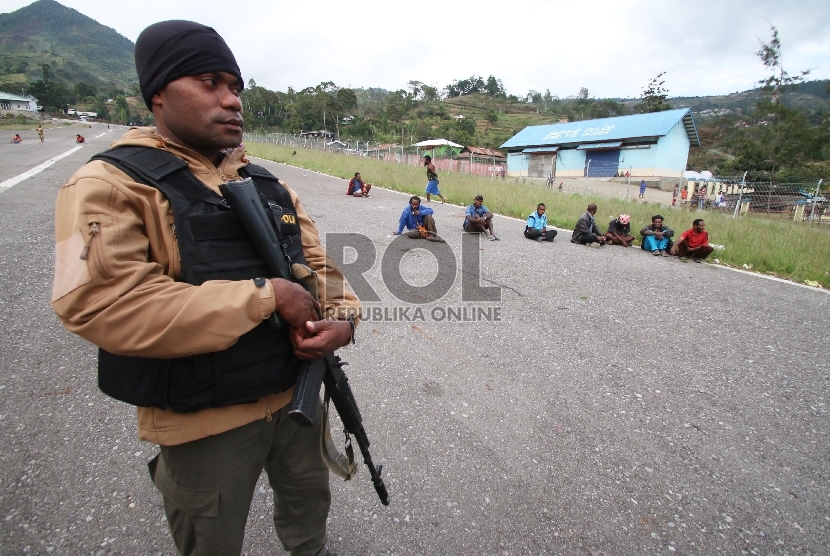 Petugas berjaga di area bekas terjadinya kerusuhan di Tolikara, Papua, Rabu (23/9).ANTARA FOTO/Rivan Awal Lingga