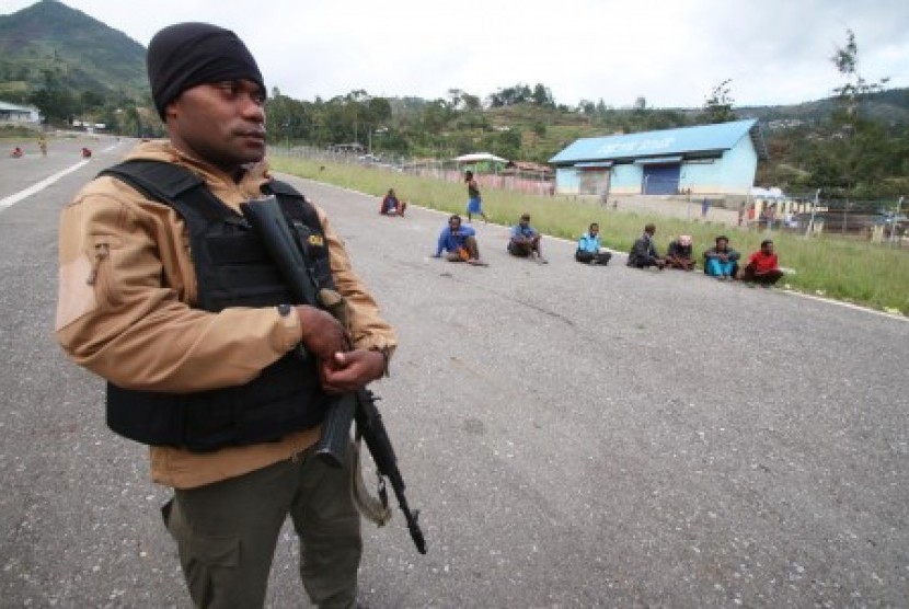 Petugas berjaga di area bekas terjadinya kerusuhan di Tolikara, Papua, Rabu (23/9).