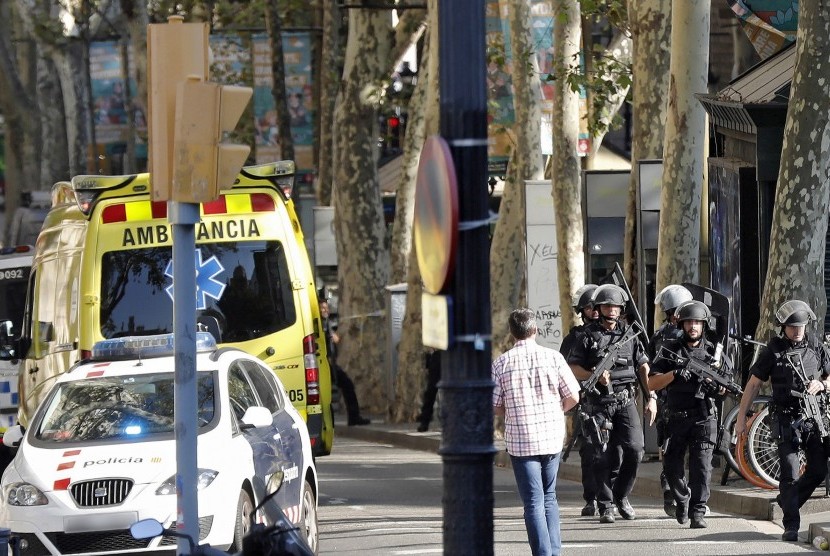 Petugas berjaga di area pejalan kaki di La Ramblas, pusat kota Barcelona, Spanyol, Jumat (17/8) waktu setempat. Sebuah van menabrak ke kerumunan di Plaza Katalunya, La Rambla, sehingga menyebabkan sejumlah orang cedera.