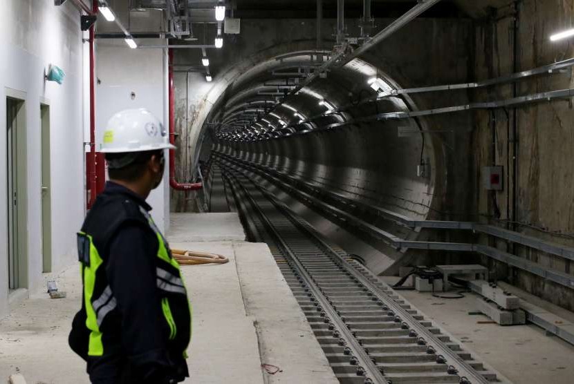 Petugas berjaga di area Stasiun Mass Rapid Transit (MRT) Dukuh Atas, di Jakarta, Kamis (27/9). 