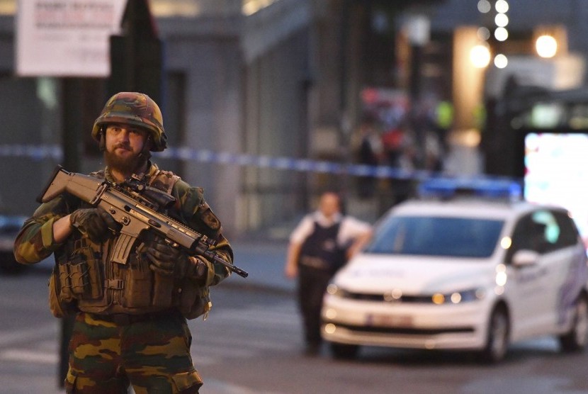 Petugas berjaga di depan Central Station di Brussels, Belgia, setelah sebuah ledakan terjadi, Rabu (21/6).