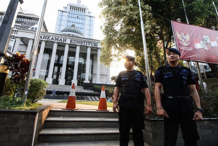 Petugas berjaga di depan Gedung Mahkamah Konstitusi, Jakarta, Selasa (11/6/2019). 