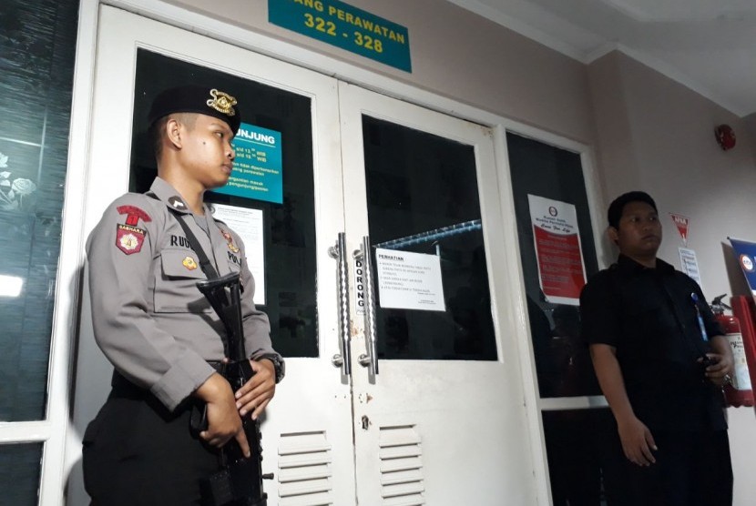 Petugas berjaga di depan pintu ruang perawatan Setya Novanto di RS Medika Permata Hijau, Jaksel, Kamis (16/11).