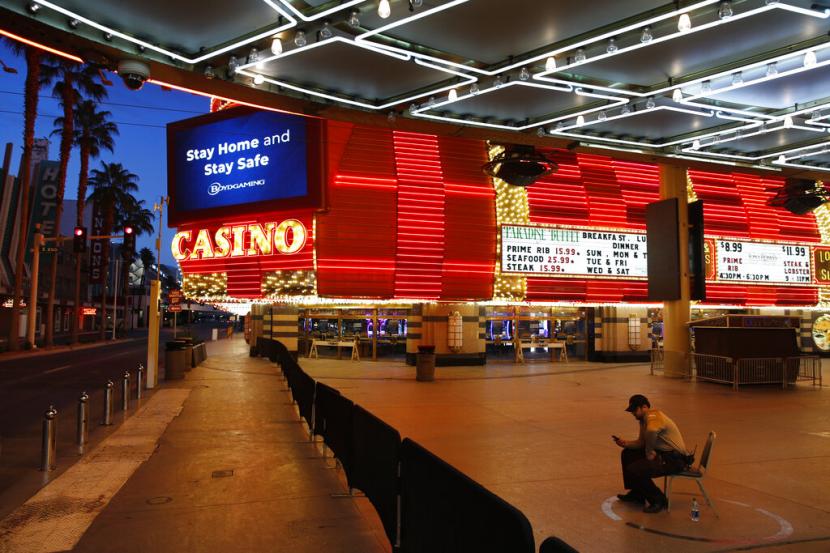 Petugas berjaga di depan sebuah kasino yang ditutup di Las Vegas, Amerika Serikat, Ahad (19/4). Kasino di Las Vegas, AS berubah menjadi food bank atau pusat koordinasi makanan dari sumbangan yang dikerahkan sejumlah pihak. Itu dilakukan guna meminimalisasi kekurangan makanan dampak virus corona baru (Covid-19).