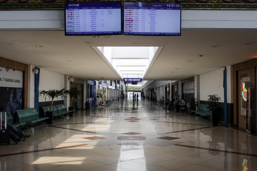 Petugas berjaga di lobby Bandara Internasional Juanda Surabaya di Sidoarjo, Jawa Timur, Jumat (7/5/2021). PT Angkasa Pura (AP) I (Persero) mengalami penurunan jumlah penumpang hingga 90 persen selama masa larangan mudik diberlakukan. 