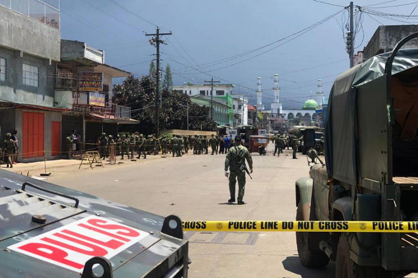 Petugas berjaga di lokasi serangan bom di Filipina Selatan