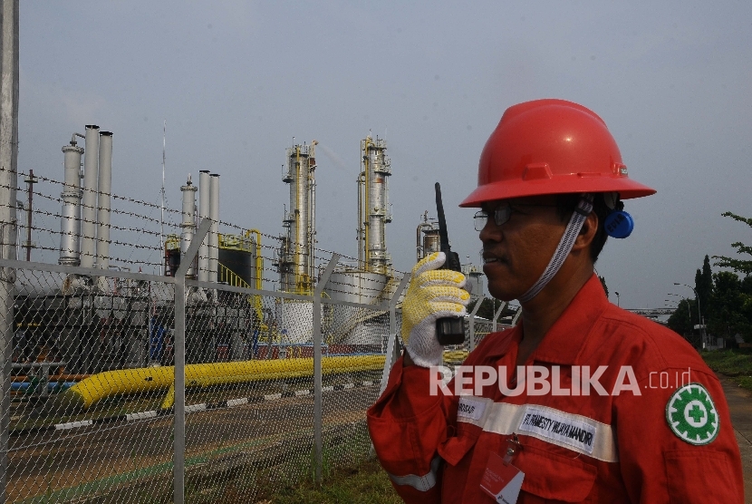 Petugas berjaga di Pertamina EP Asset 3 Subang Field di Subang, Jawa Barat, Jumat (7/4).
