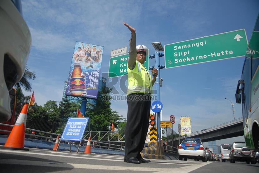 Petugas berjaga di pintu keluar tol Tegal Parang, Pancoran, Jakarta Selatan, Senin (16/12). ( Republika/Rakhmawaty La'lang)