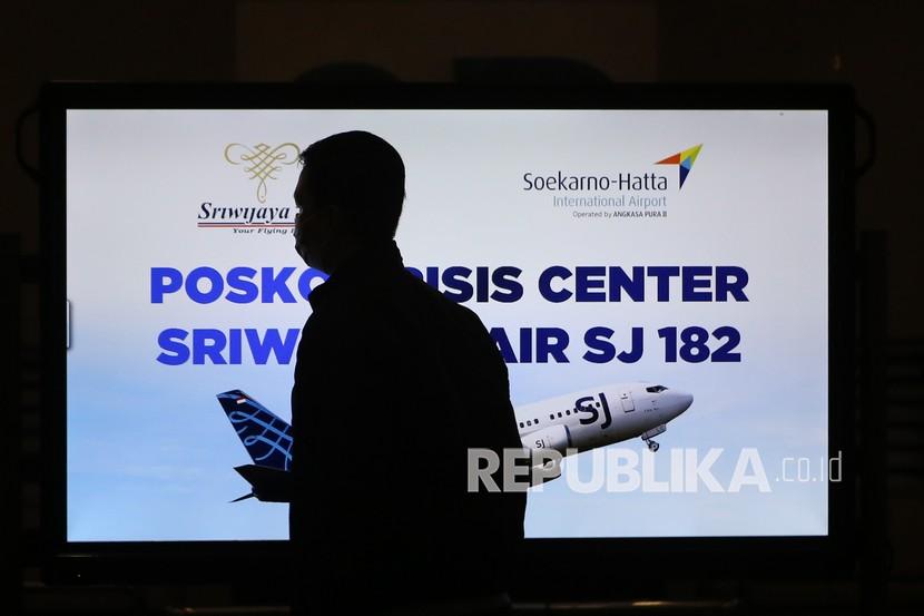 Petugas berjaga di Posko Crisis Center Sriwijaya Air SJ 182 di Terminal 2D Bandara Soekarno-Hatta, Tangerang, Banten, Sabtu (9/1/2021). Posko tersebut didirikan untuk memberikan informasi bagi keluarga korban pesawat Sriwijaya Air SJ 182 rute Jakarta-Pontianak yang hingga kini masih hilang kontak.