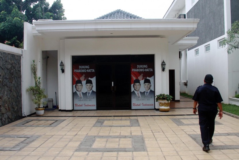 Petugas berjaga di Posko Pemenangan Capres dan Cawapres Prabowo-Hatta, Jakarta, Selasa (20/5).