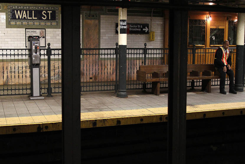  Petugas berjaga di salah satu stasiun kereta bawah tanah di New York. Seorang pria bersenjata meledakkan bom asap dan melepaskan tembakan di kereta bawah tanah New York. 