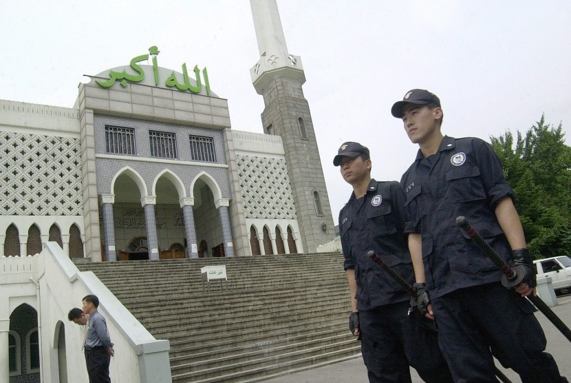 Muslim di Korea melangkah ke;uar dari salah satu masjid di Seoul.