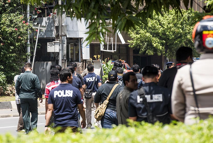 Aparat kepolisia berjaga di sekitar pos polisi perempatan Jalan MH Thamrin, Jakarta Pusat, usai insiden peledakan bom, Kamis (14/1).