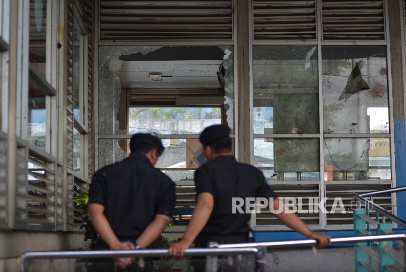  Petugas berjaga di sekitar Tempat Kejadian Perkara (TKP) dugaan bom bunuh diri di Terminal Kampung Melayu, Jakarta Timur, Rabu (25/5). 